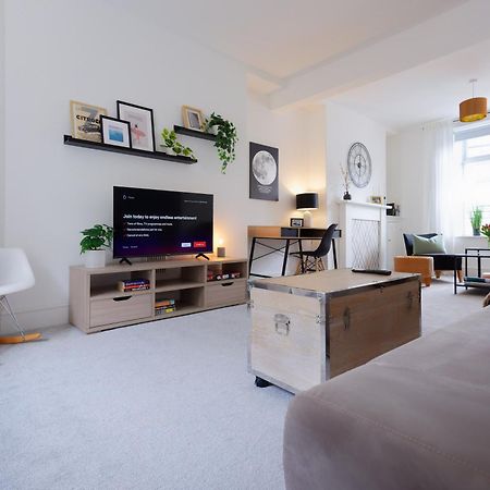 Stayright 3 Bed Home Near Hiking Trails & Parks Llwynypia Kültér fotó
