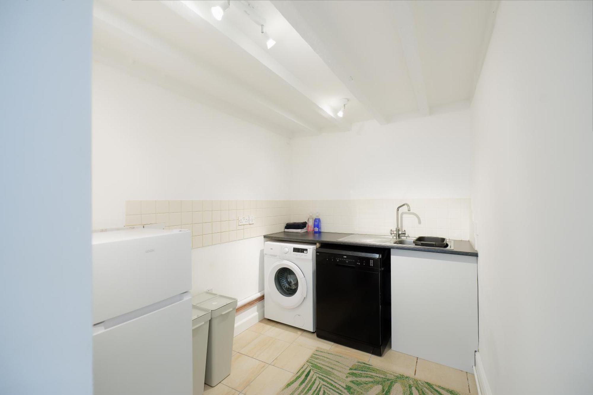 Stayright 3 Bed Home Near Hiking Trails & Parks Llwynypia Kültér fotó