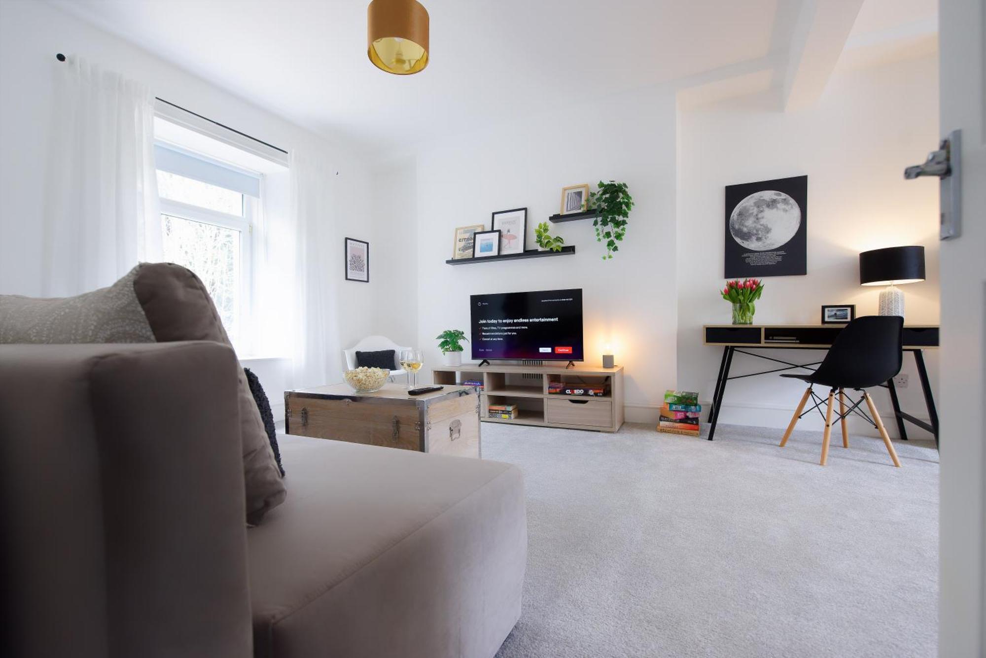 Stayright 3 Bed Home Near Hiking Trails & Parks Llwynypia Kültér fotó